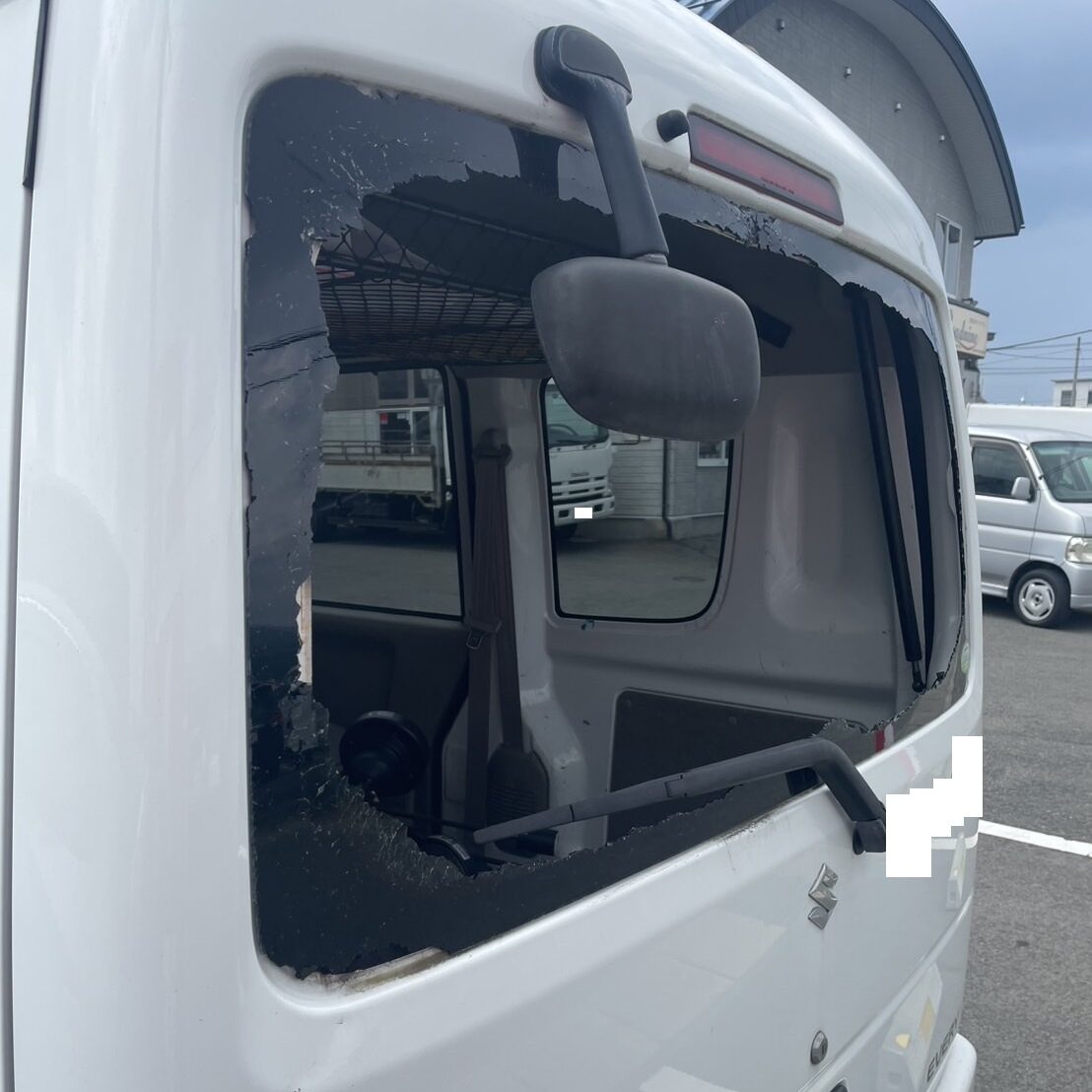 板金修理　リヤガラス交換　スズキ　エブリィ　ガラス割れの画像